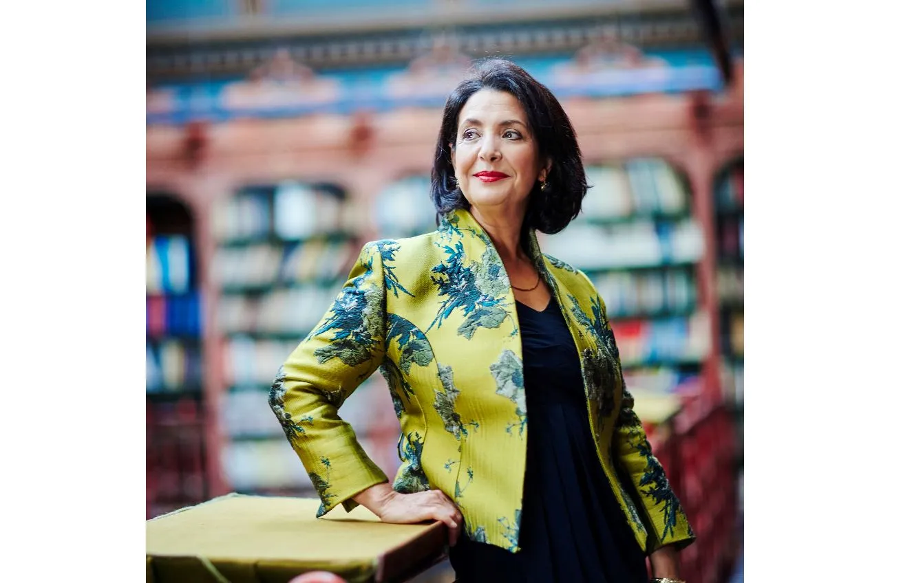 khadija arib boven in handelingenkamer copyright iris planting dutchandfamous small 1 iris planting duchtandfamous1