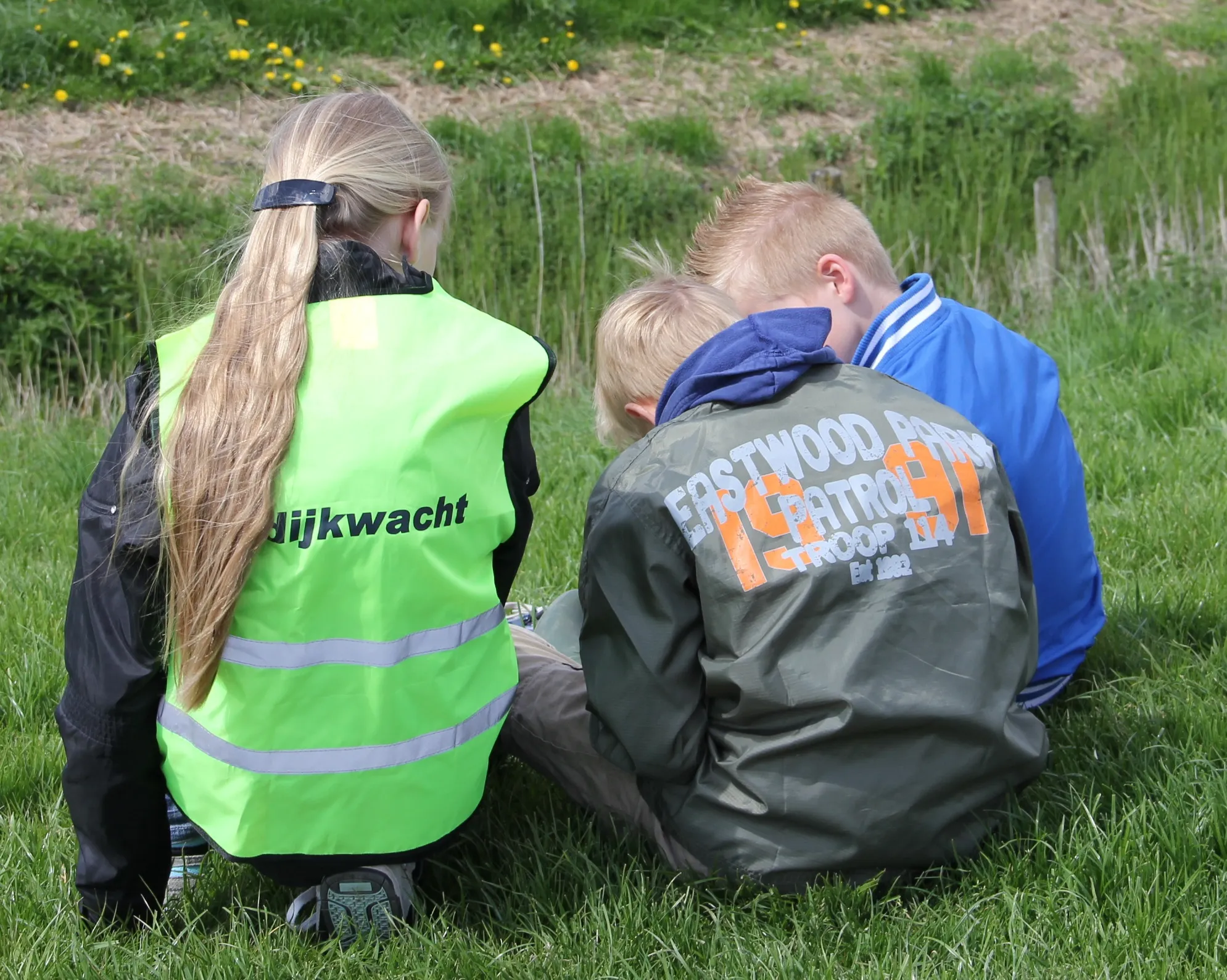 kinderen in actie bij een dijk kinderen in actie bij een dijk foto waterschap noorderzijlvest
