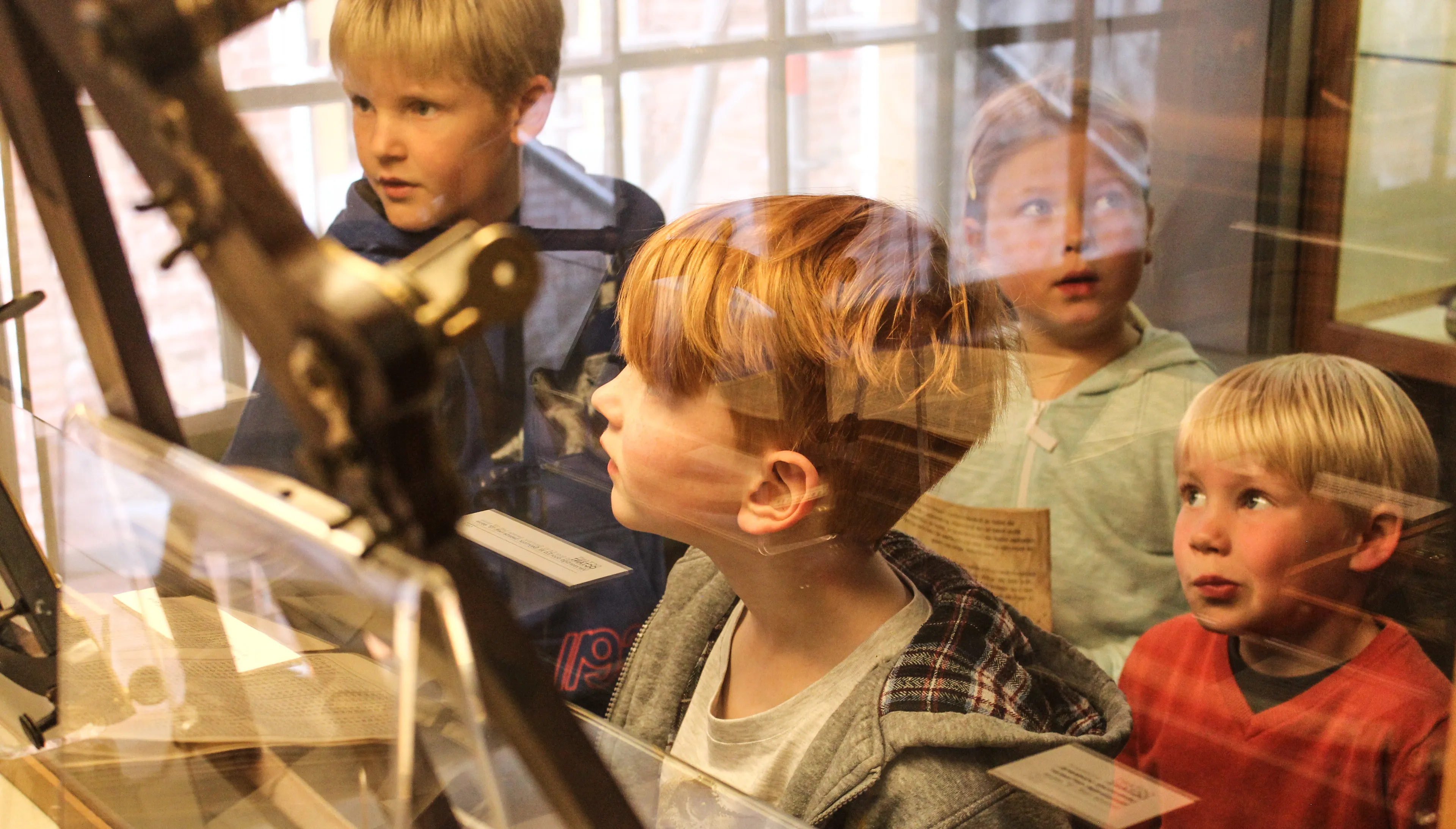 kinderen luisteren naar verhalen in het noordelijk scheepvaartmuseum antrude oudman e1540219732630