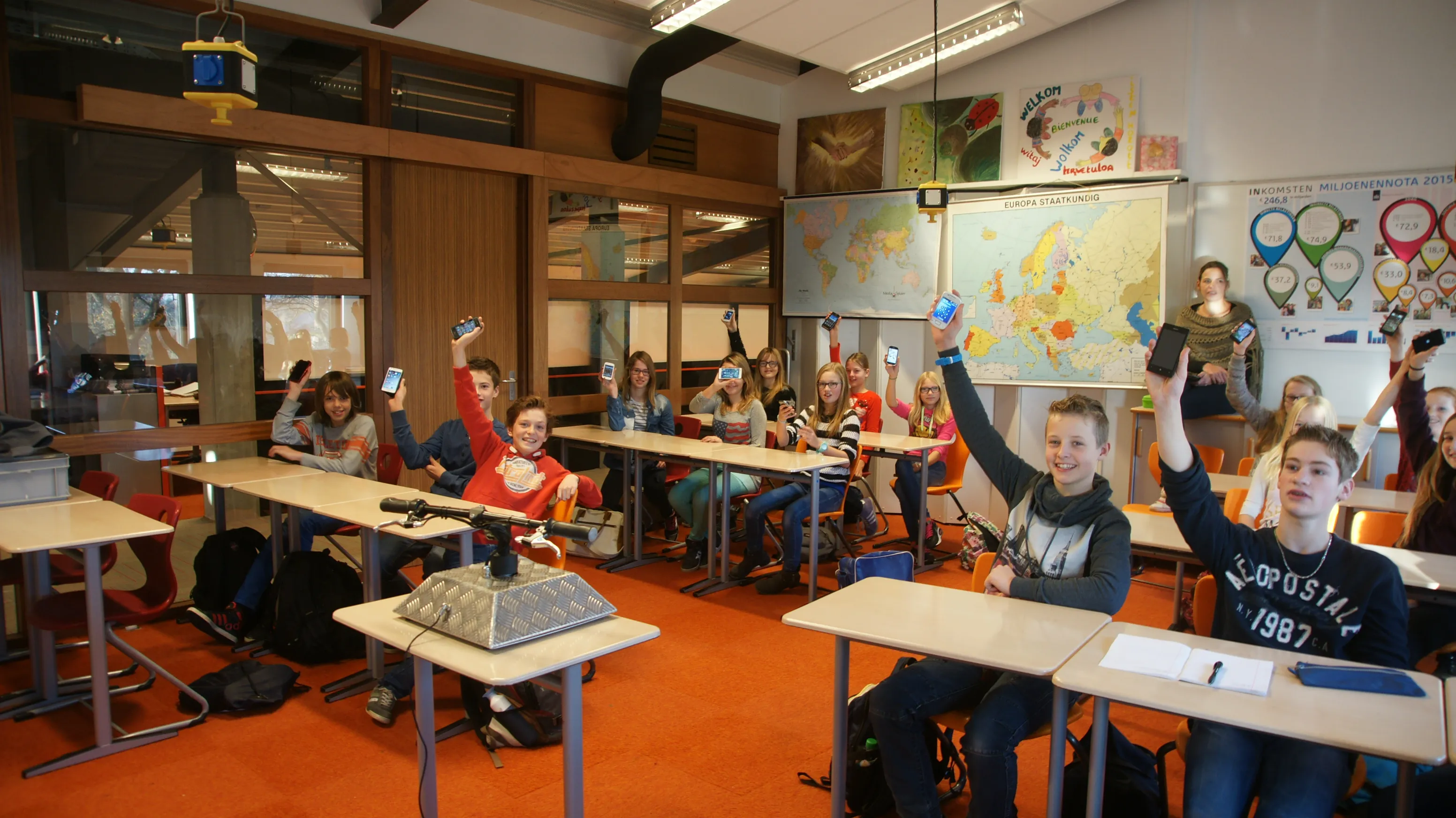kinderen met mobieltjes provincie groningen