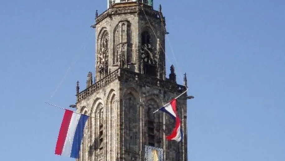 martinitoren vlag half stok cc by sa 25 onderwijsgek 549x408 915x518 dodenherdenking