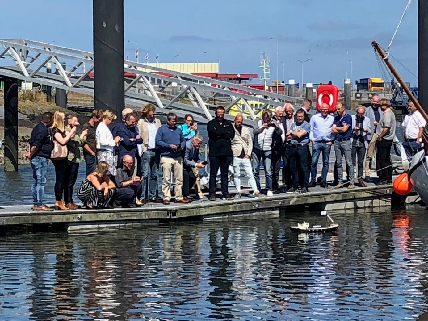 miniatuurschip op waterstof