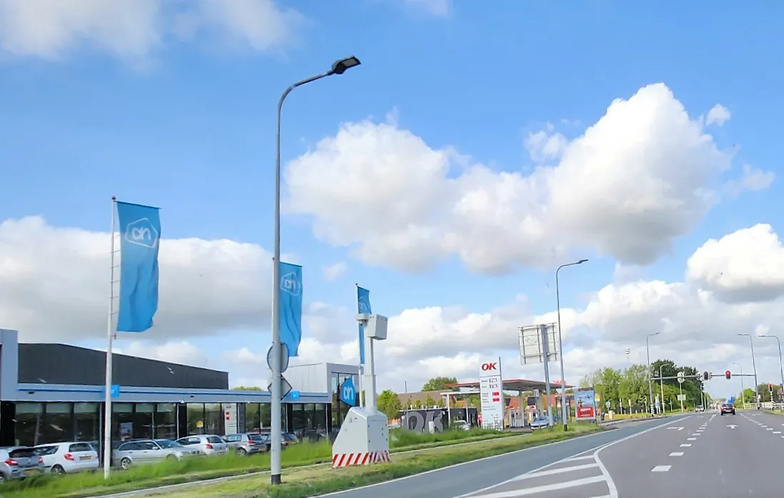 mobiele flitspaal langs rijksweg