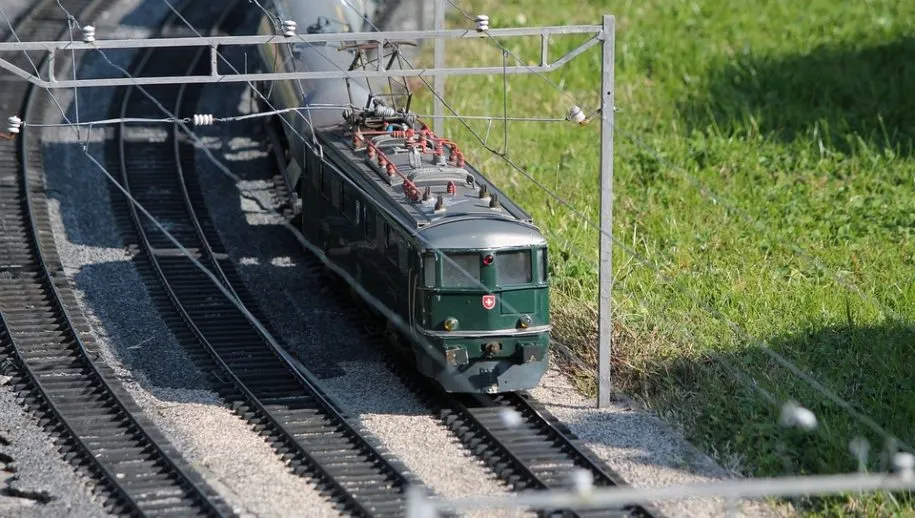 model 1776453 960 720 model spoor trein 915x518 spoor trein