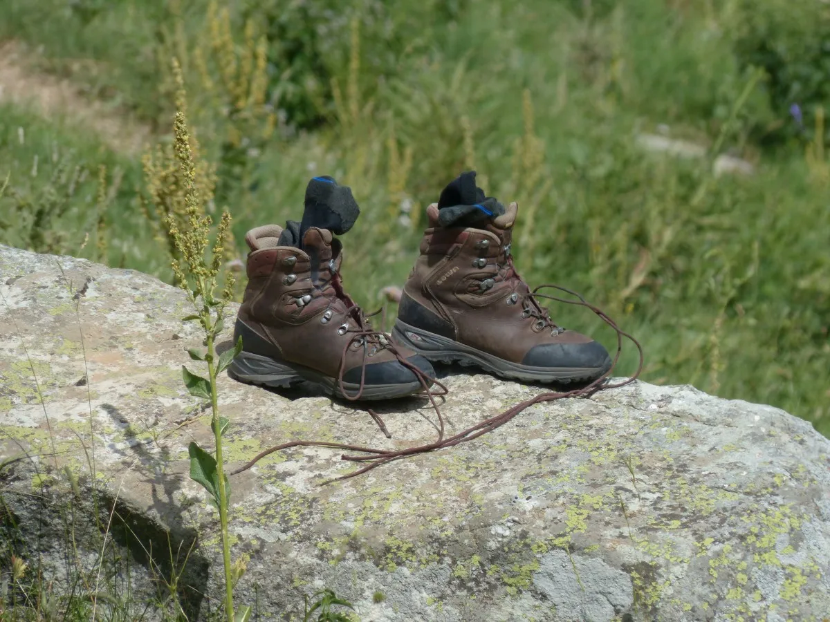 mountaineering shoes shoes hiking shoes worn socks hiking shoelaces 1015091jpgdberg wandel schoenen
