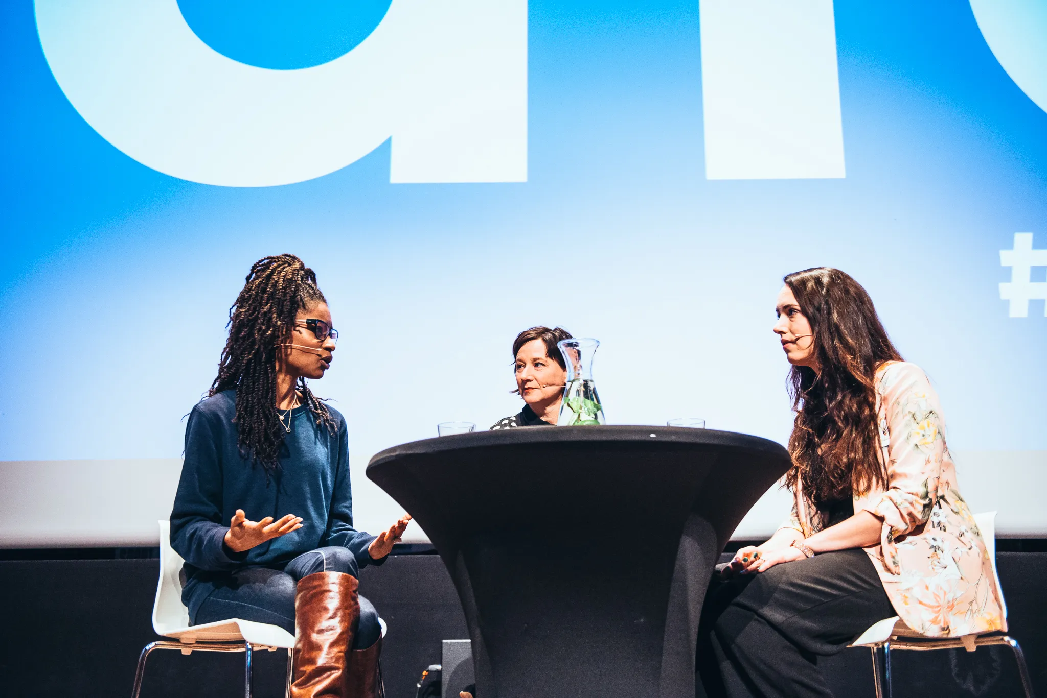 nagesprek bij sylvana demon or diva vlnr sylvana simons ingeborg jansen rosa timmer foto douwe de boer