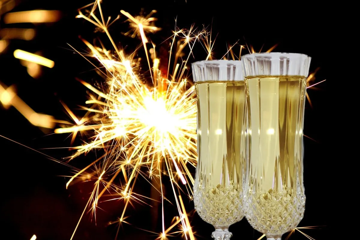 new year s eve champagne glasses abut sparkler light celebration birthday occasion 691832jpgd nieuwjaar