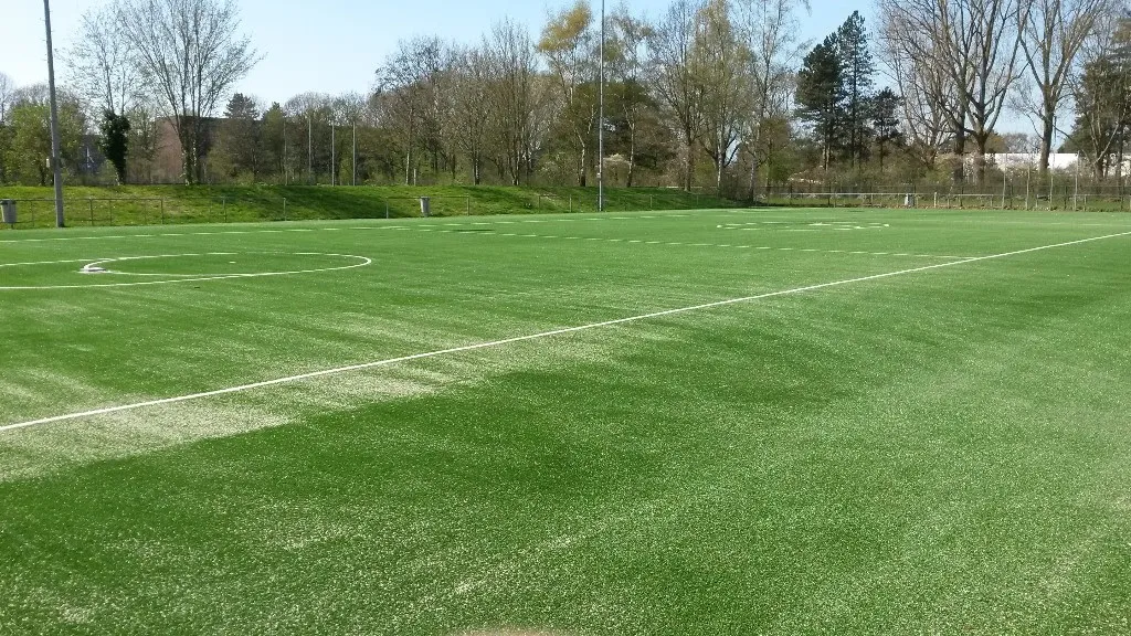 nic john schokker makelaardij nieuw kunstgrasveld