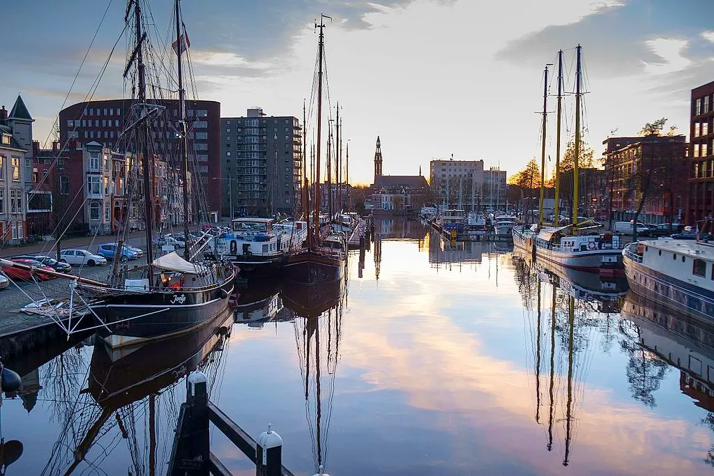 oosterhaven vanaf de oosterhavenbrug cc by sa 40 wikipedia hardscarf