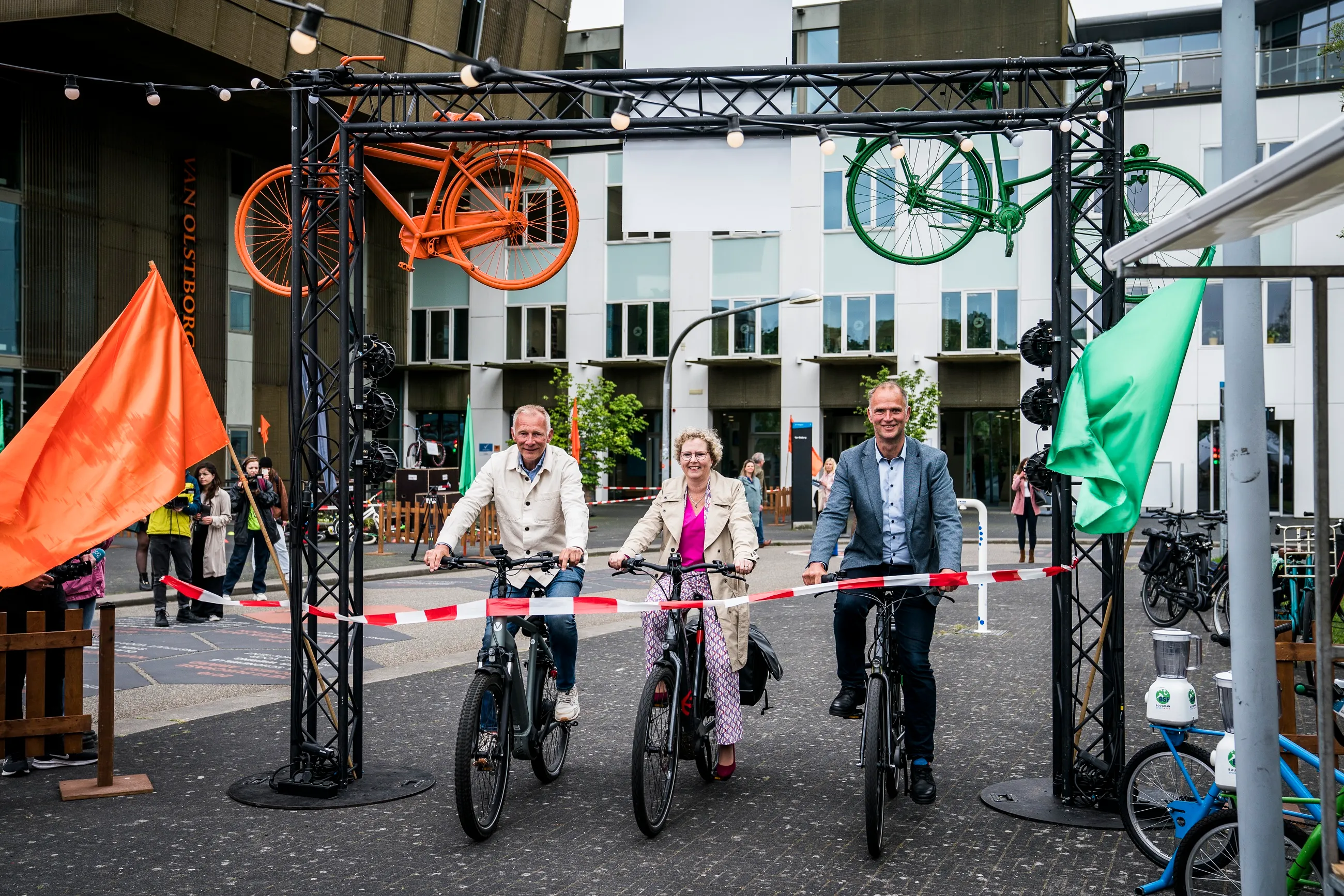 opening fietstival bij campus groningen bestuurders trappen het fietstival af op de zernike campus fotograaf siese veenstra
