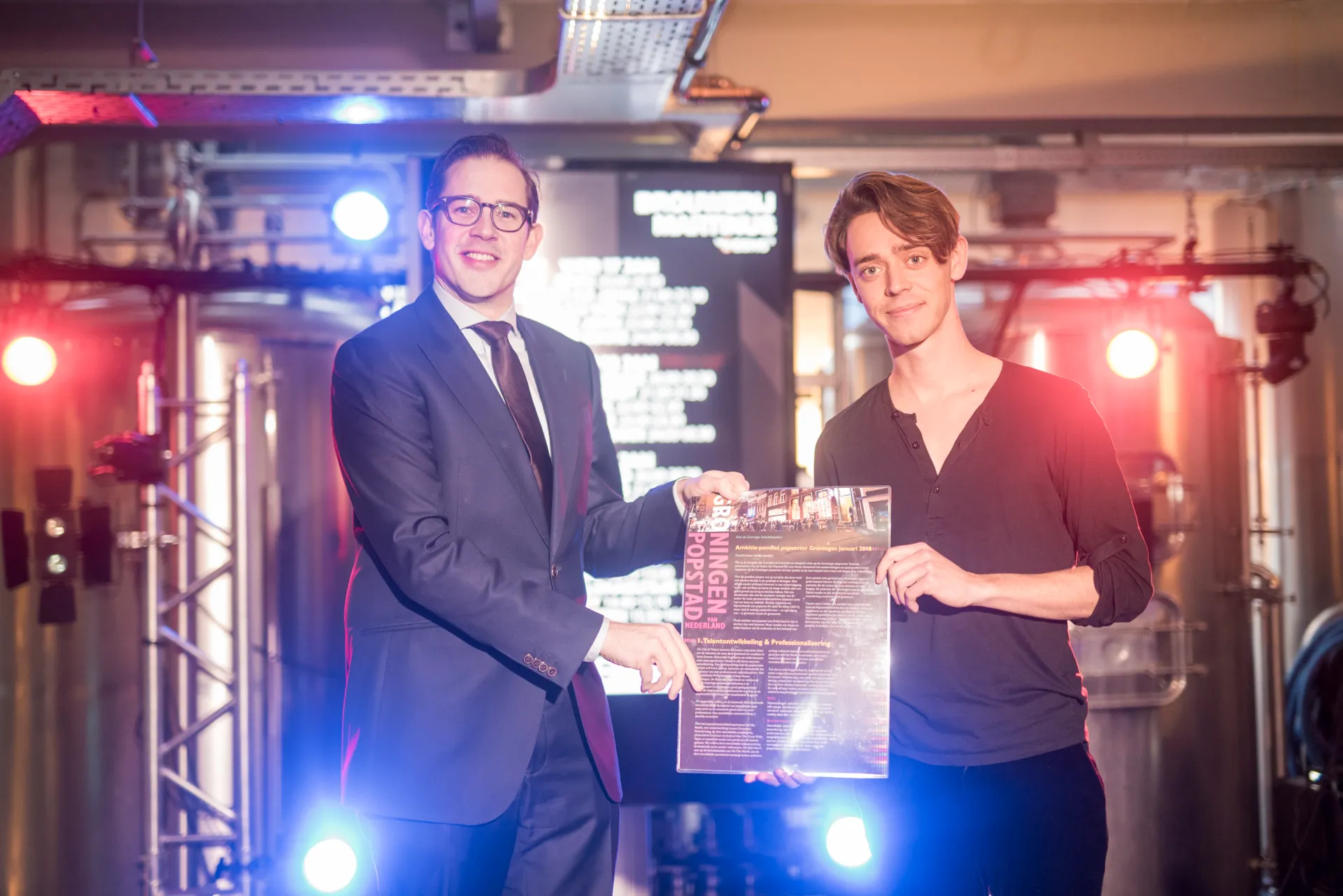 overhandiging pamflet c sander van der bij