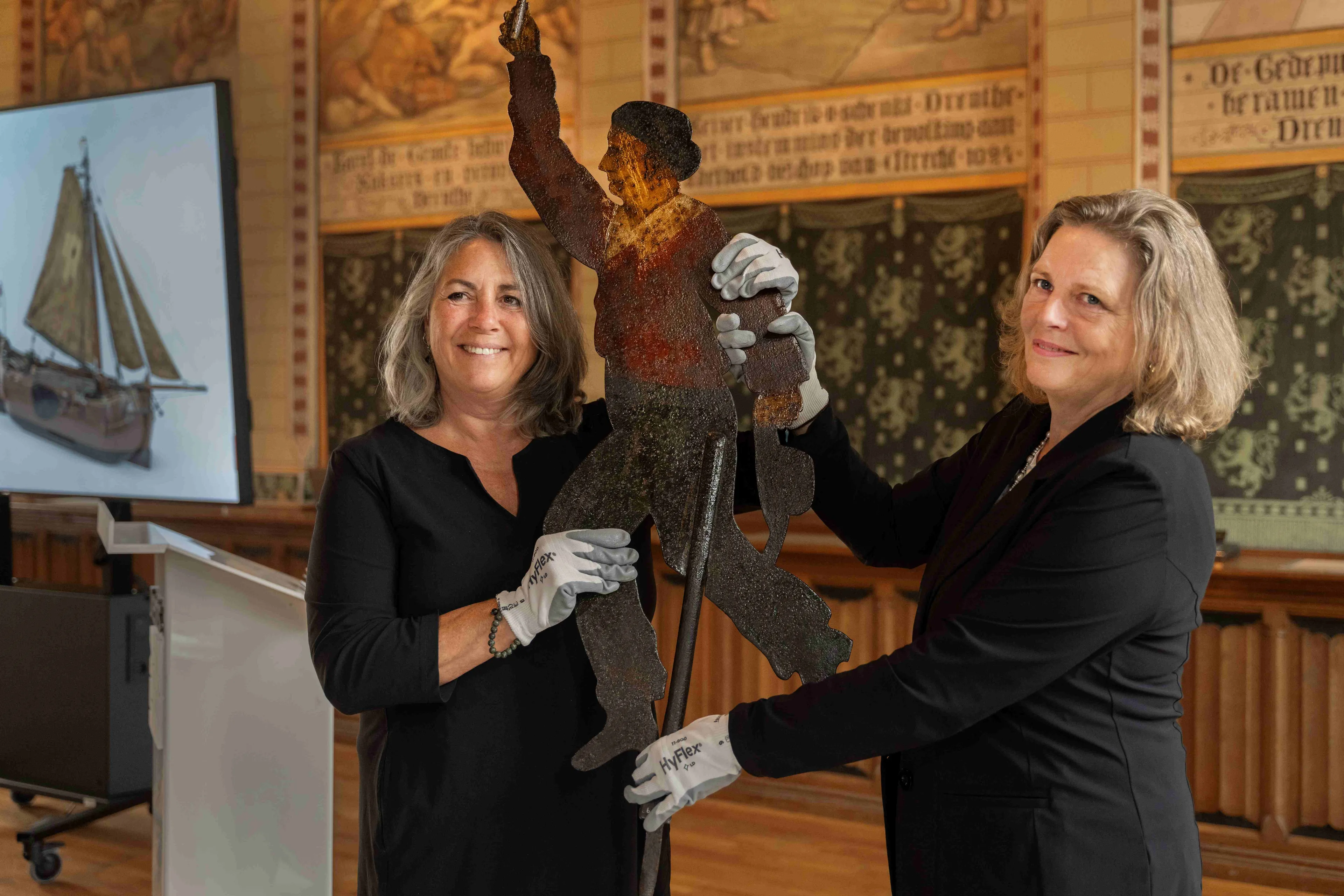 overhandiging voorplechtversiering door nicolette bartelink aan annelies meuleman sake elzinga