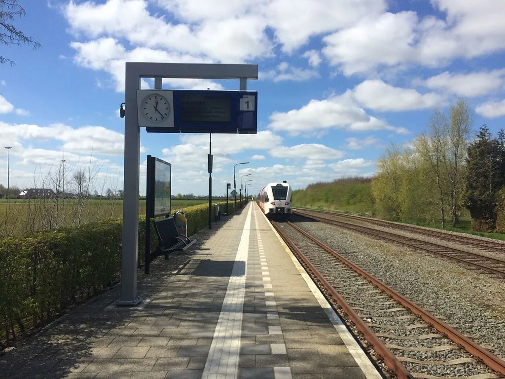 perron station roodeschool trein arriva cc by sa 40 larsvr6