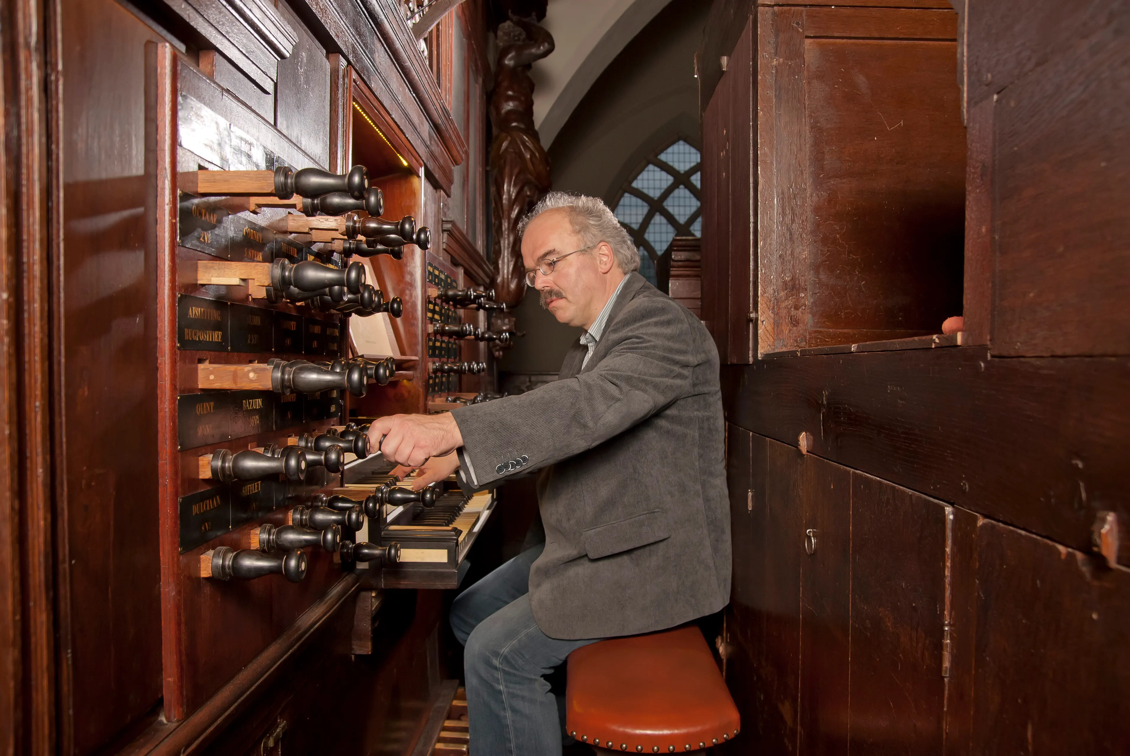 peter westerbrink op orgel der aa kerk foto rutger prins