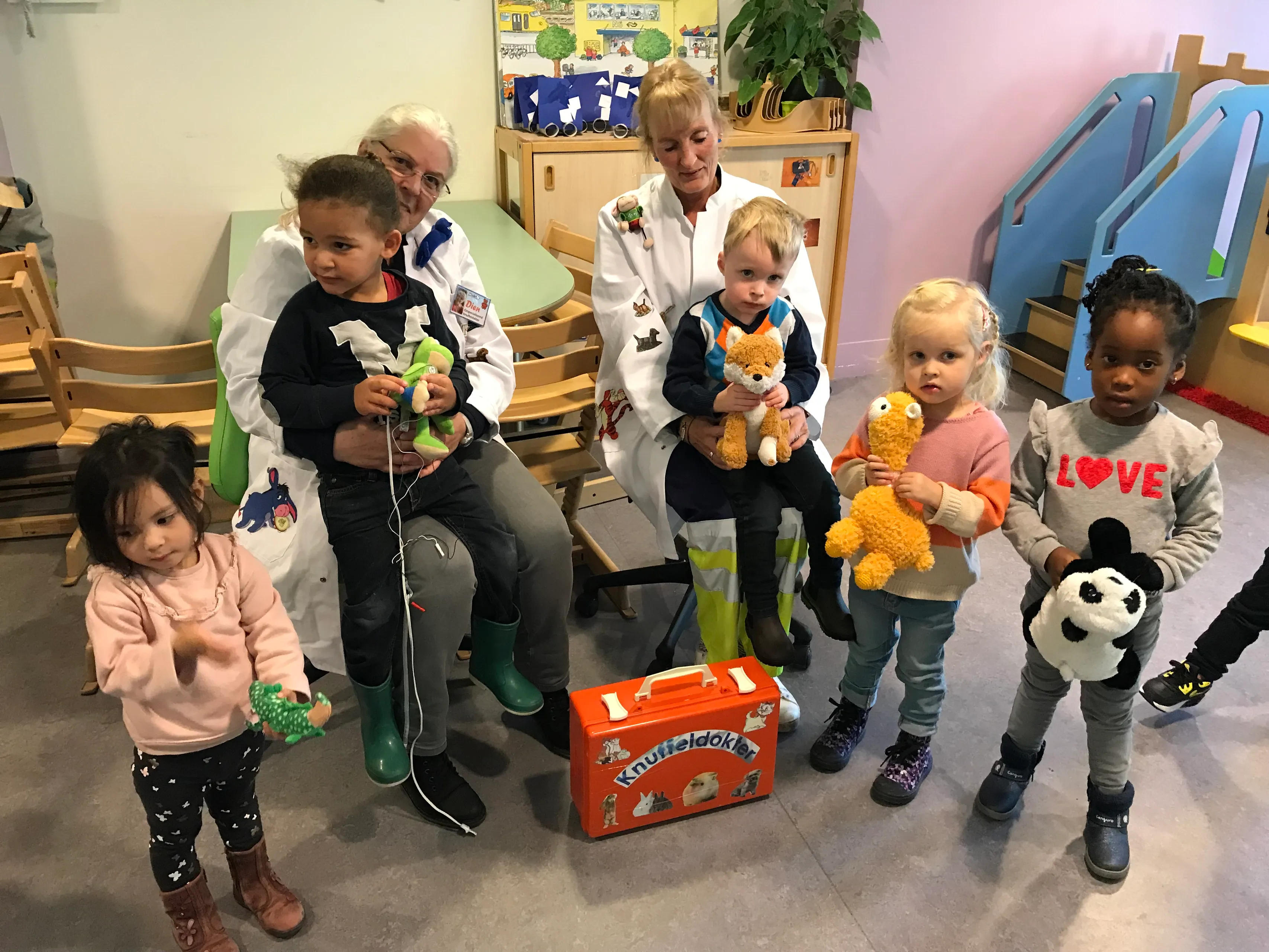 peuters krijgen bezoek dierenambulance