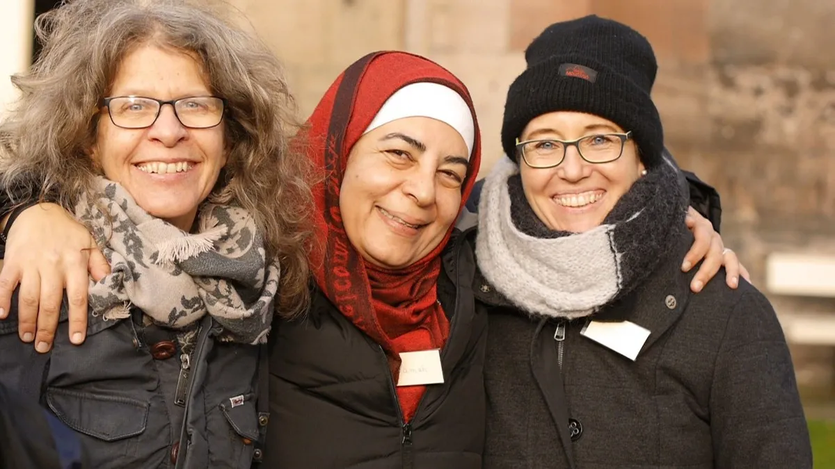 refugee happy group cohesion team community teamwork social 816685jpgd culturele samenwerking vriendinnen