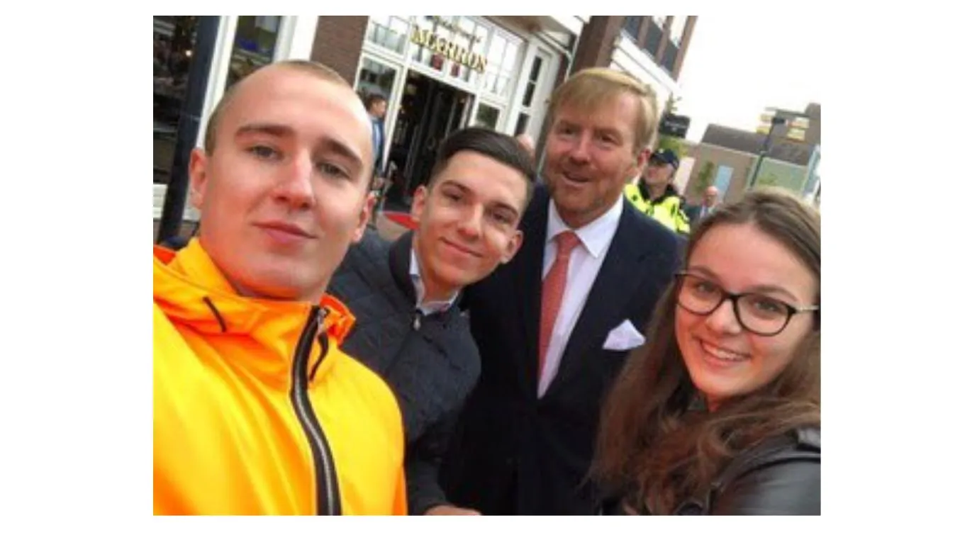 selfie van bedrijfskundestudenten met de koning hanzehogeschool groningen1