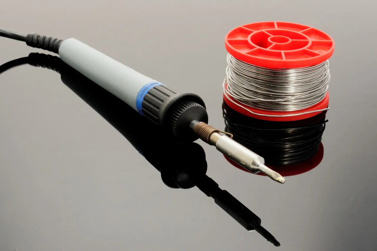 soldering iron 1038540 1280