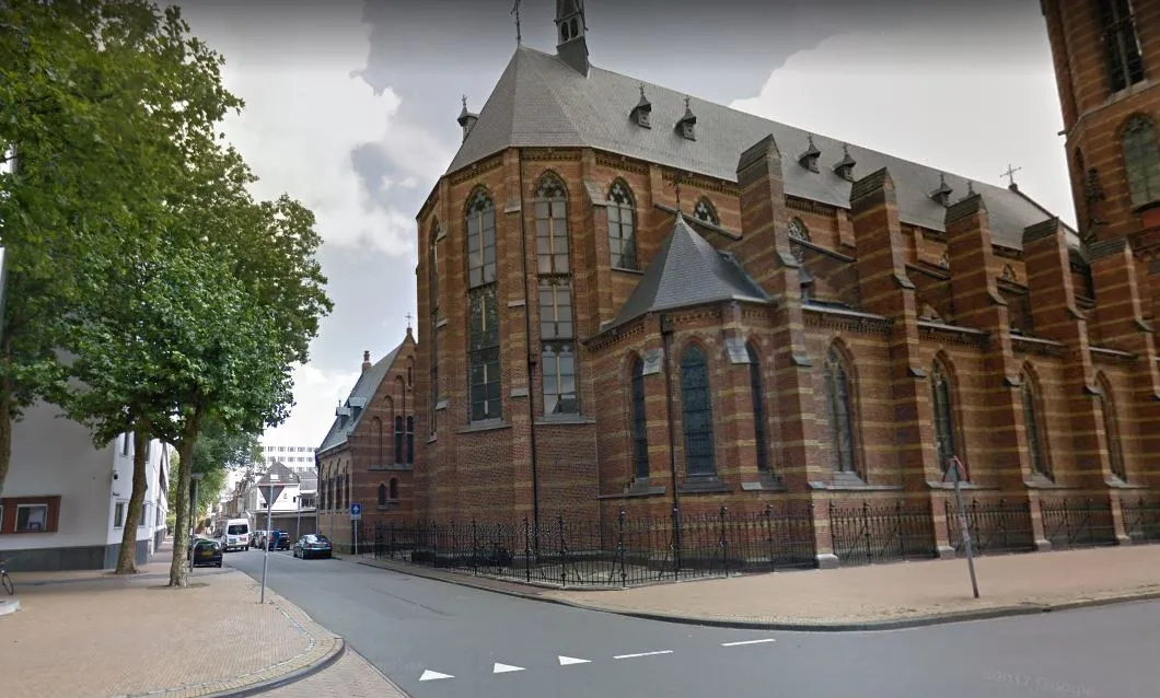 st jozefkerk naast politiebureau