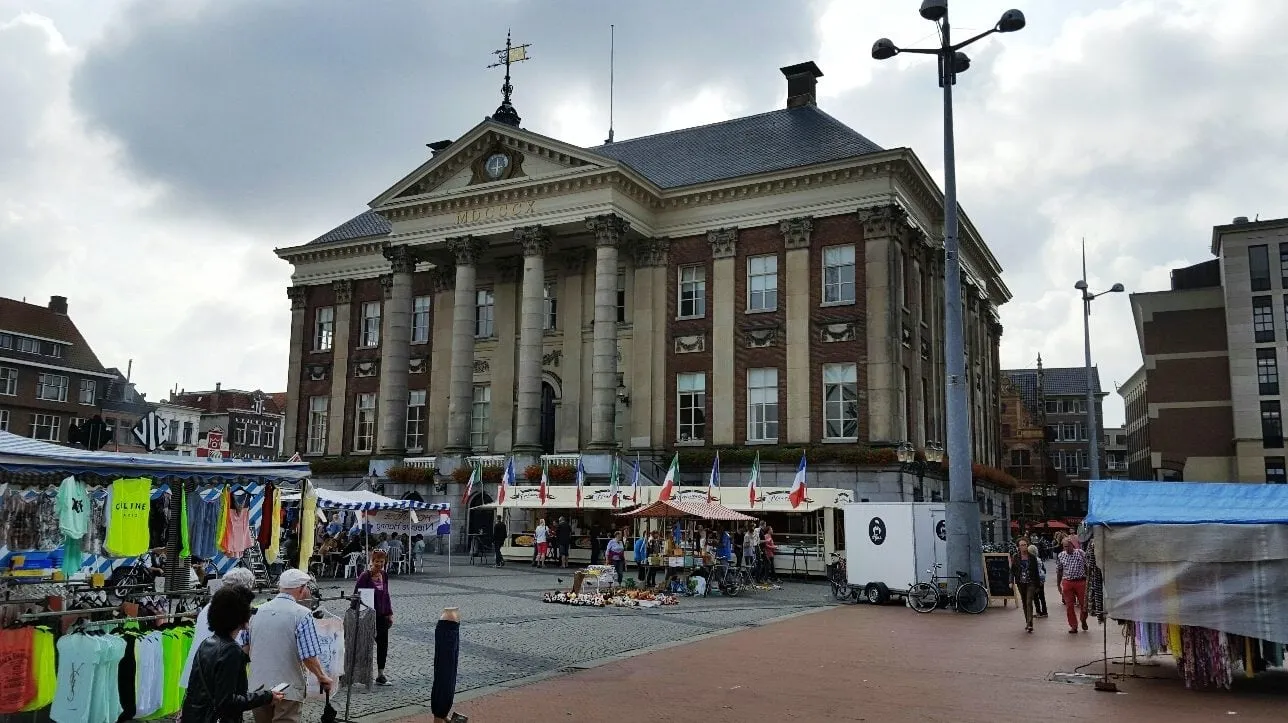stadhuis grote markt en markt e1542198605273