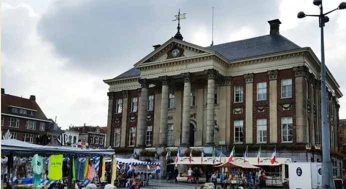 stadhuis met markt