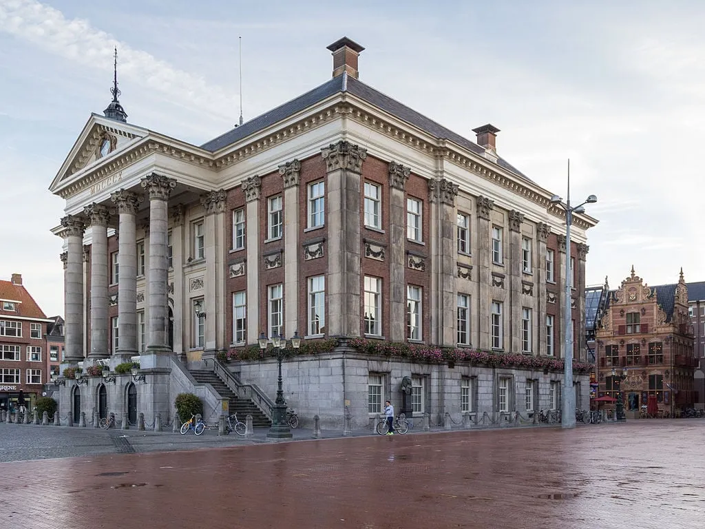 stadhuis und goudkantoor groningen cc by sa 40 wikipedia commons joachimkohlerbremen