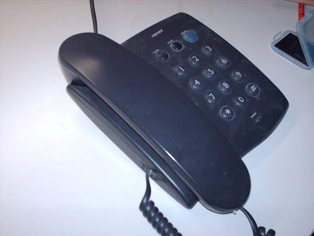 standaart telefoon zwart cc by sa 30 wikipedia commons jetfighter