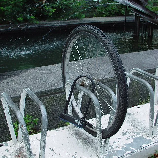 stolenbike frontwheel cc by sa 25 kristian ovaska wikipedia