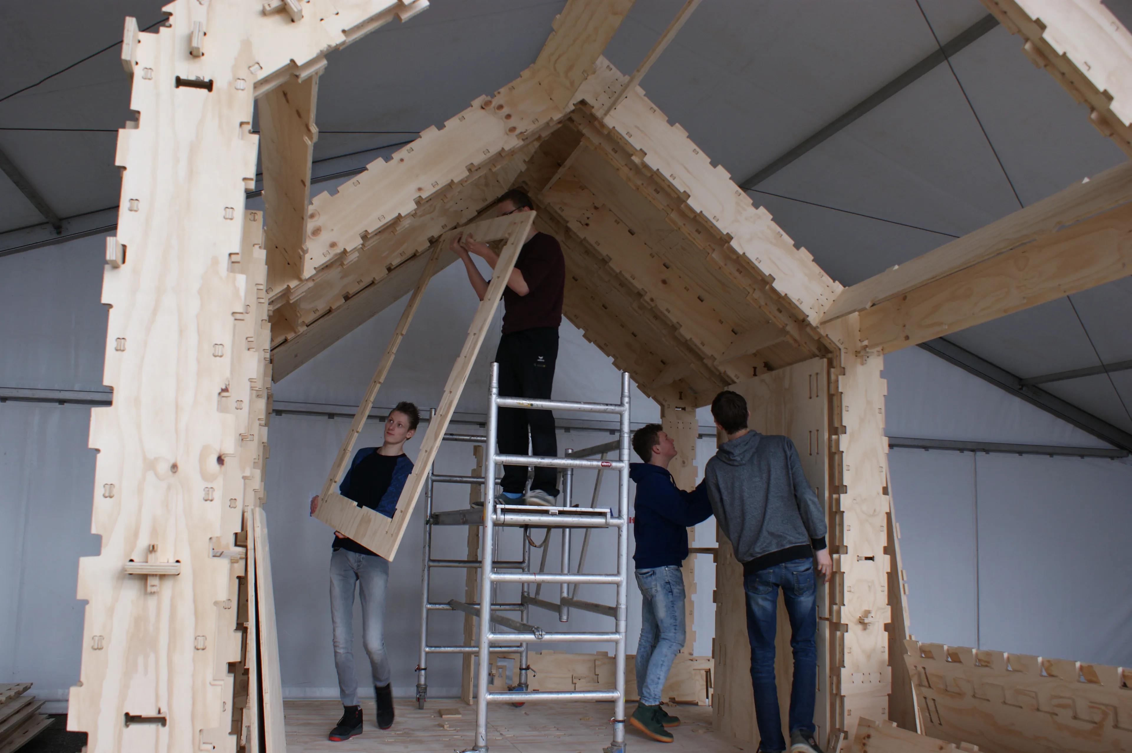 studenten alfa college bouwen het wikihouse