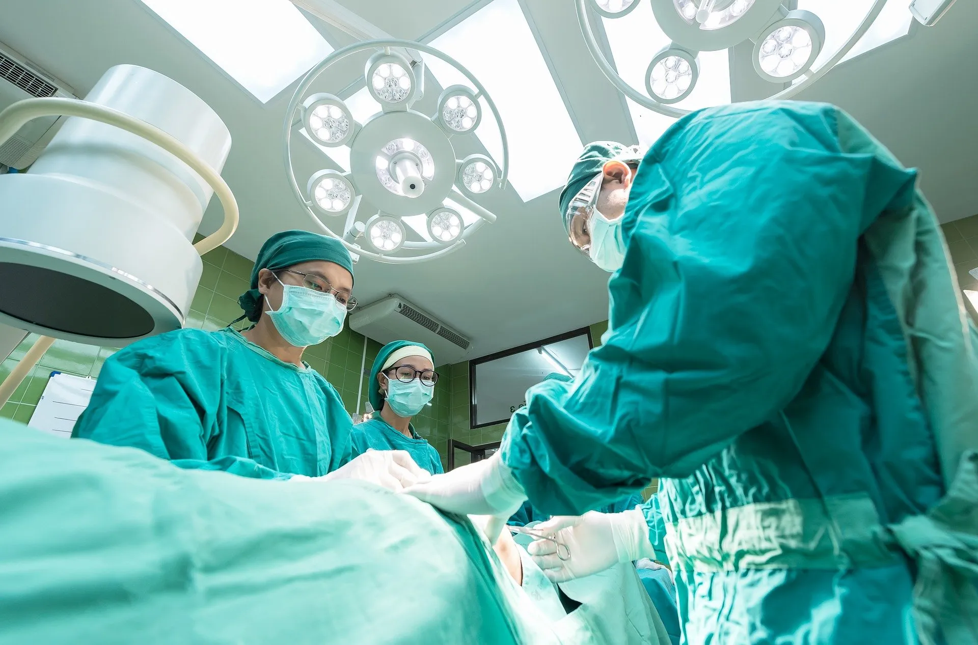 surgery 1807541 1920 operatie sasin tipchai via pixabay operatiekamer