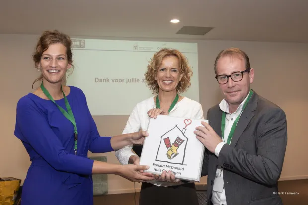 tegel aan huismanagers annemarie nienhuis links op de foto en jolanda kamphuis