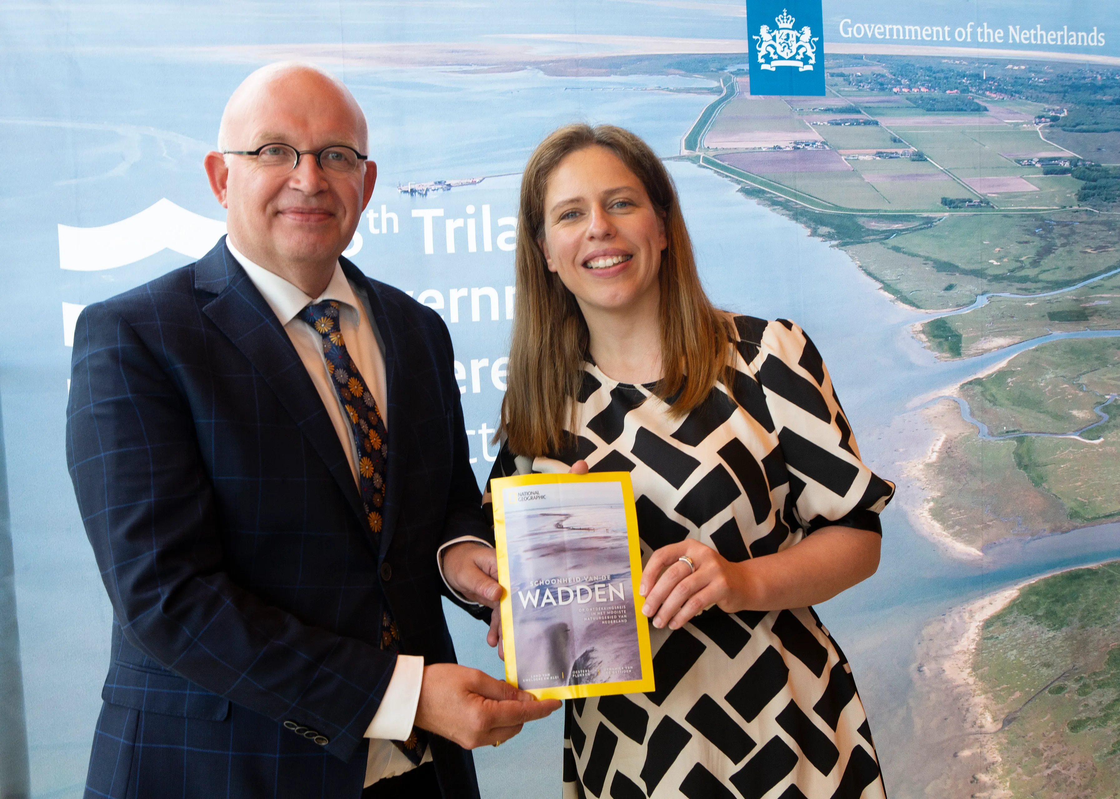 uitreiking eerste exemplaar waddenspecial fotograaf jaap schaaf