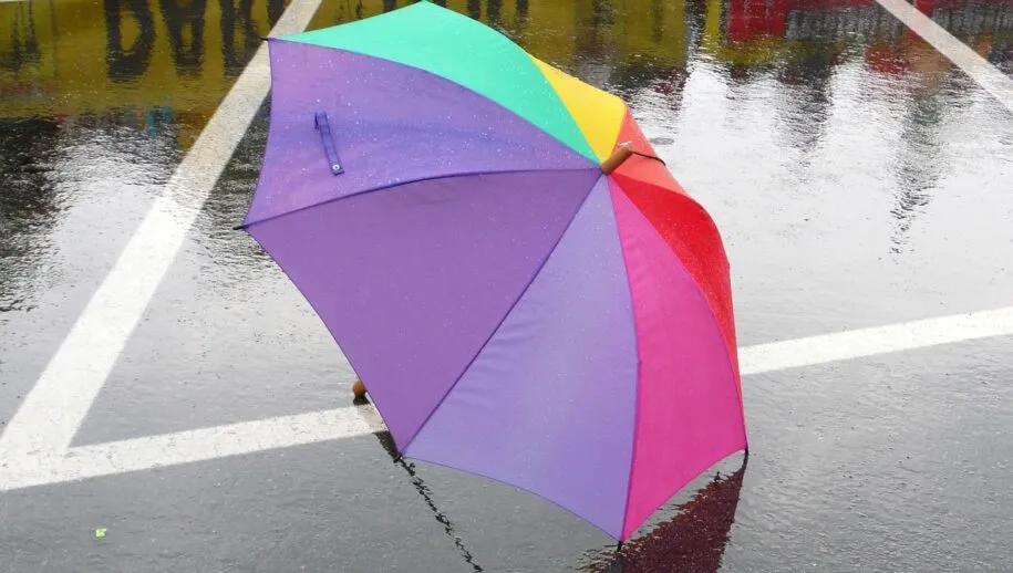 umbrella gf9b03e8f6 1280 915x518 paraplu erika stockenhofen via pixabay regen