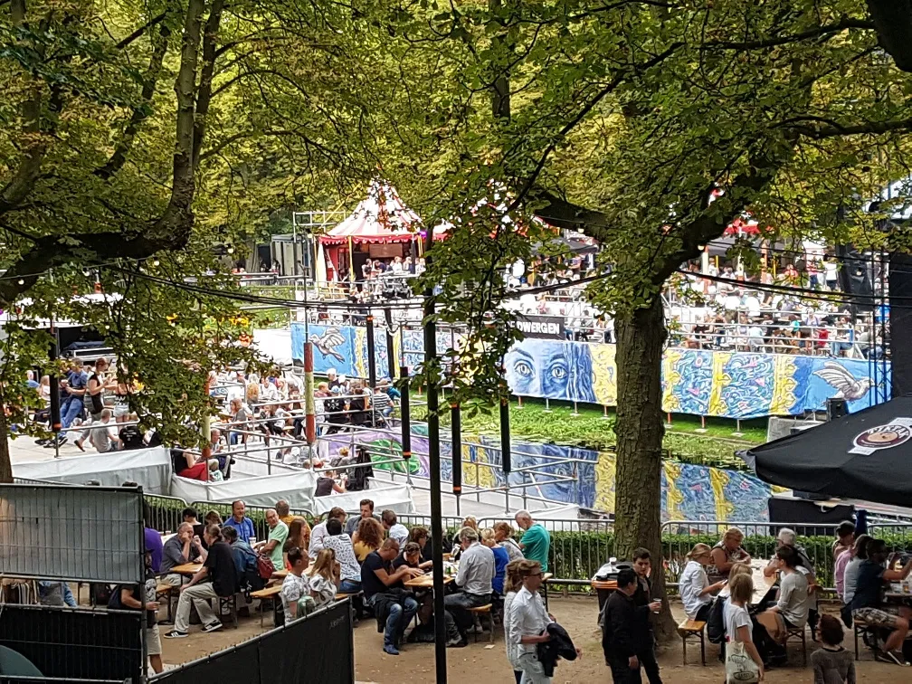 vanaf de trappen