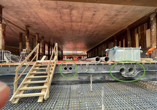 verdiepte ligging 3 afvoerbuizen in de groene cirkels de waterafvoerbuizen in het beton foto aanpak ring zuid