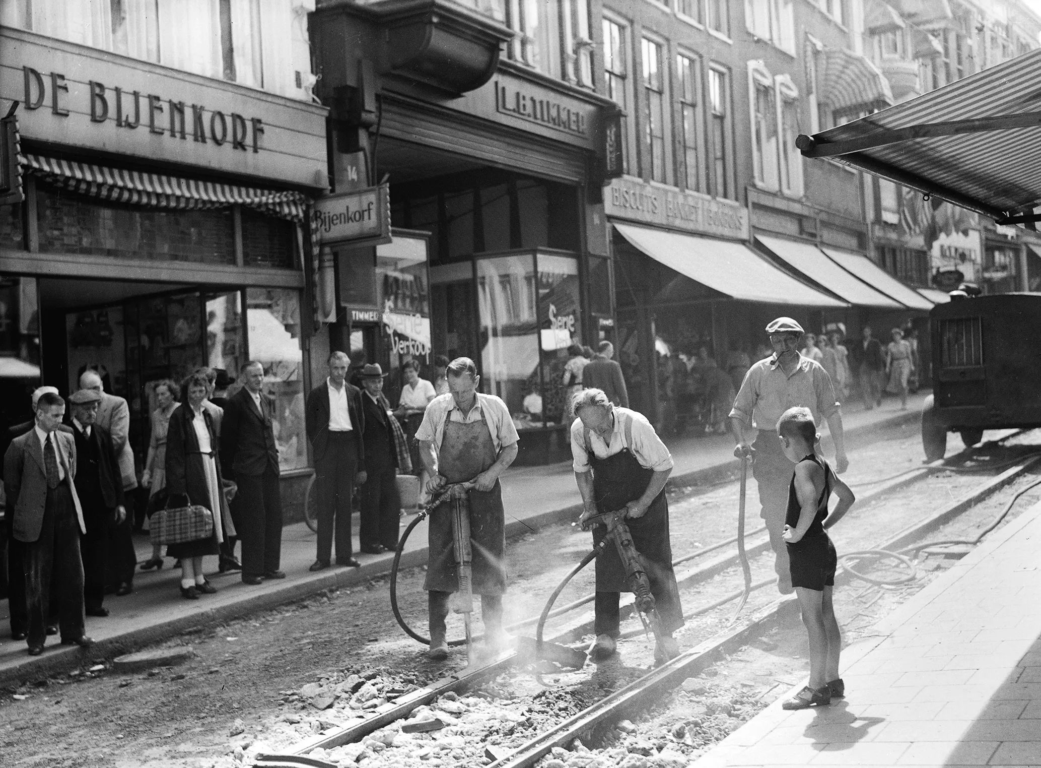 verwijderen tramrails herestraat 1953 foto fotobedrijf piet boonstra groninger archieven