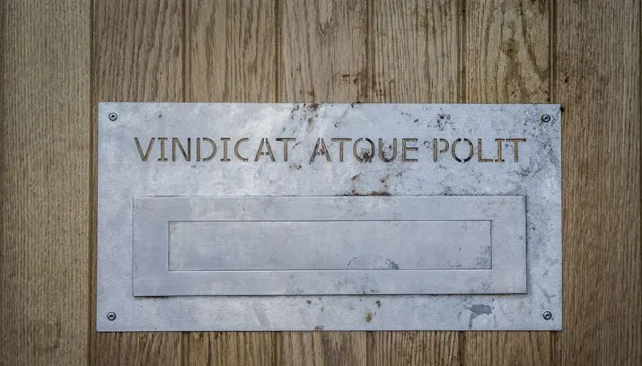 vindicat betoont eer aan overleden student 715x408