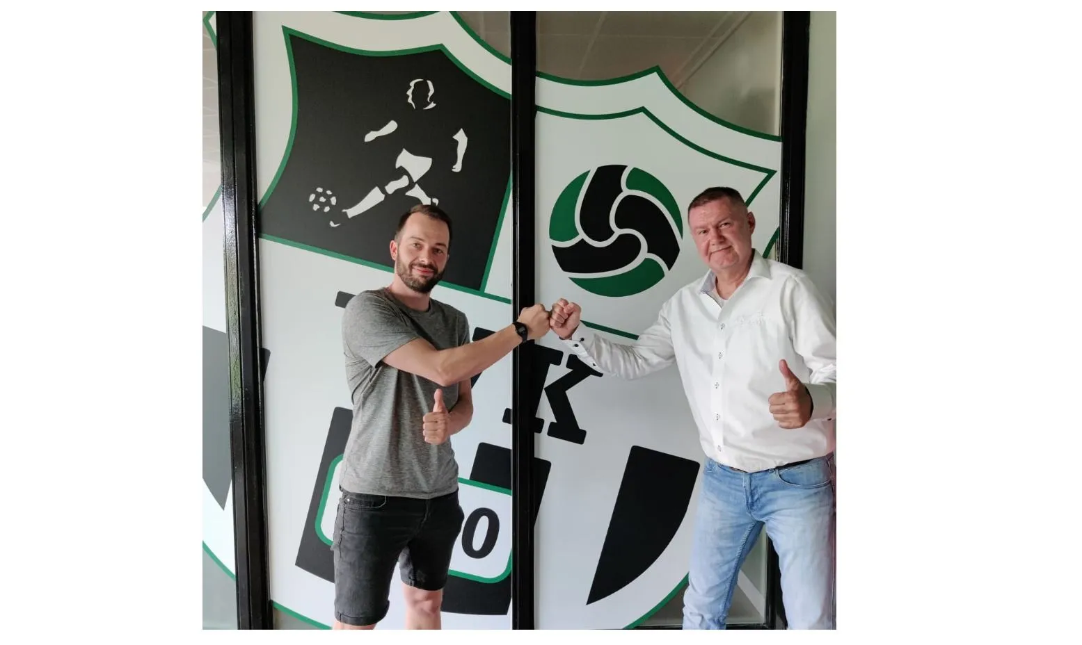 voorzitter perry visschedijk en nieuwe hoofdtrainer henk de koe