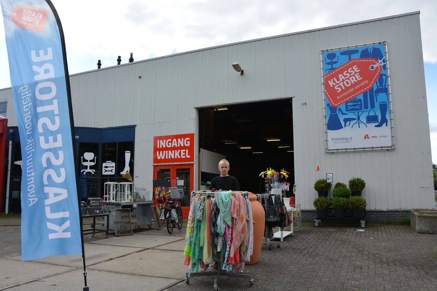 werknemer voor de winkel persbericht 2016