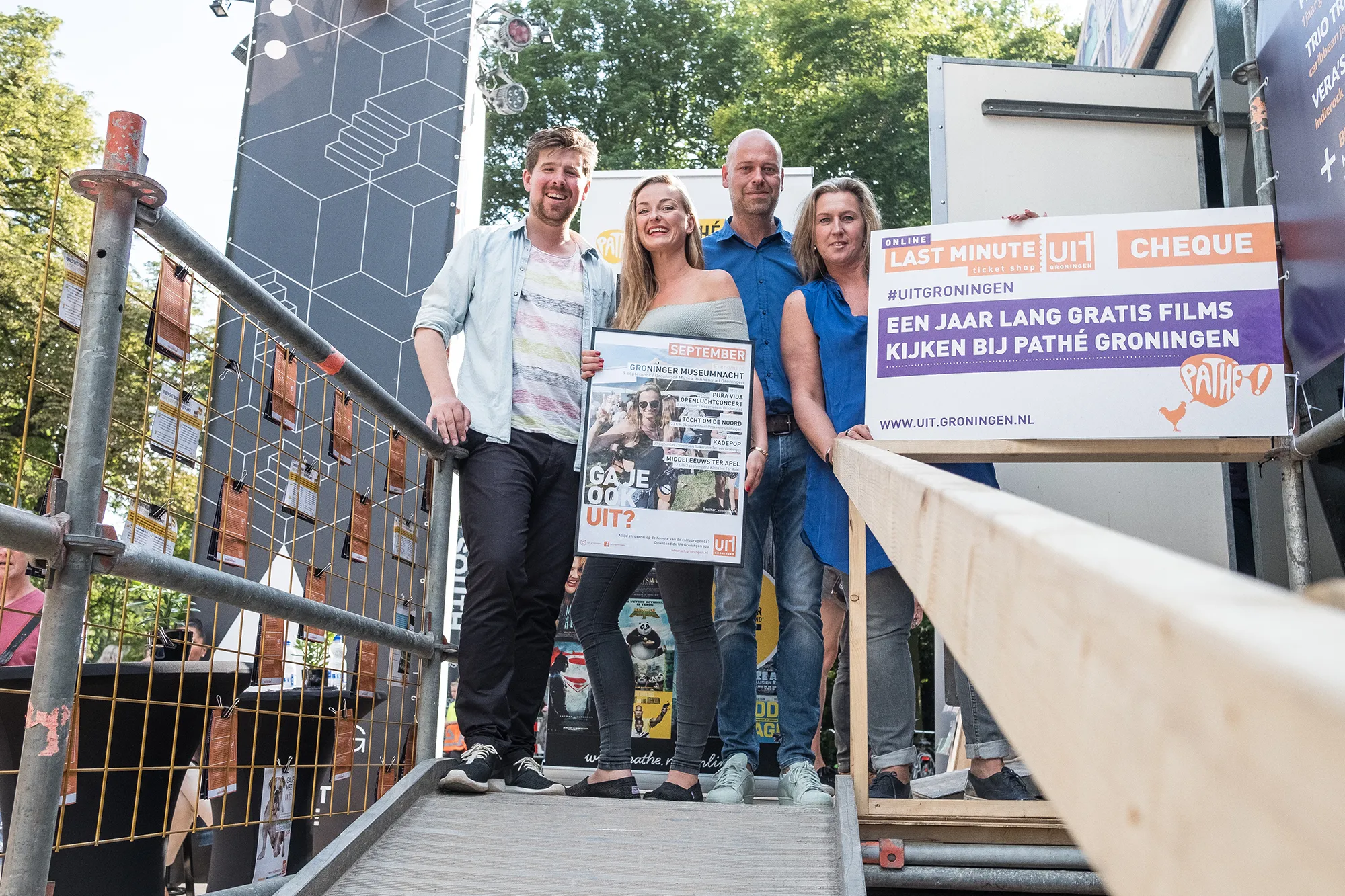 winaar uitgroningen op de foto van links naar rechts colin mooiman presentator esther van der vaart winnares