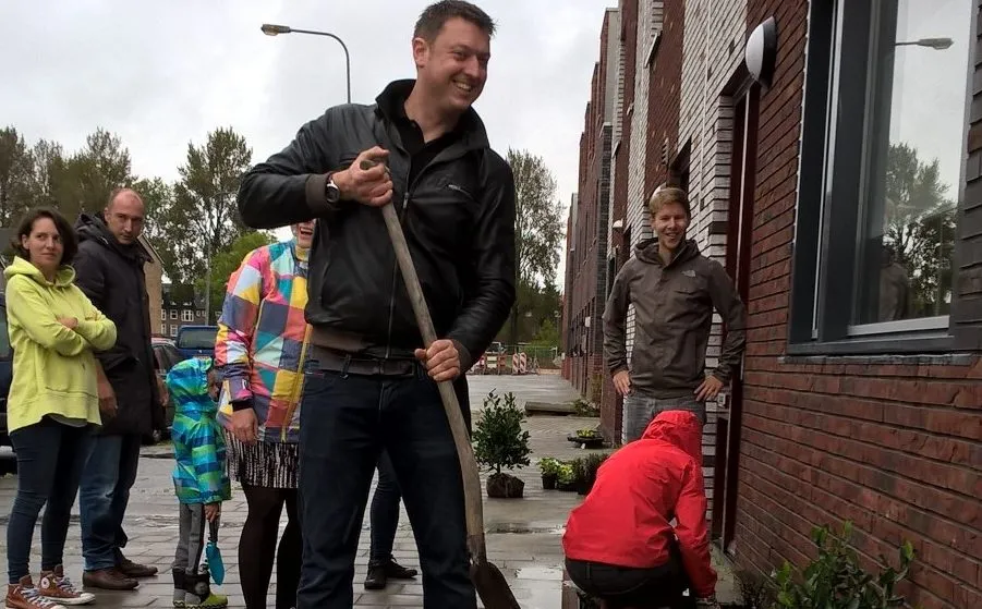wp 20170916 11 14 12 pro 0 job de rooij werkt aan zijn tuin nmf e1506002345575