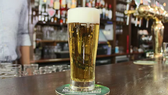 zelf afschuimend bier glas drank alchohol hq foto fndf 715x408