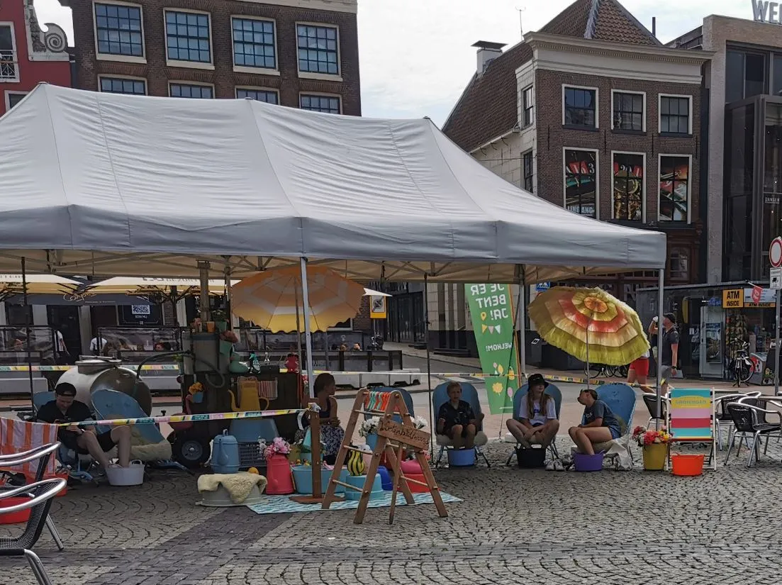 zomerterras voetjes in het water