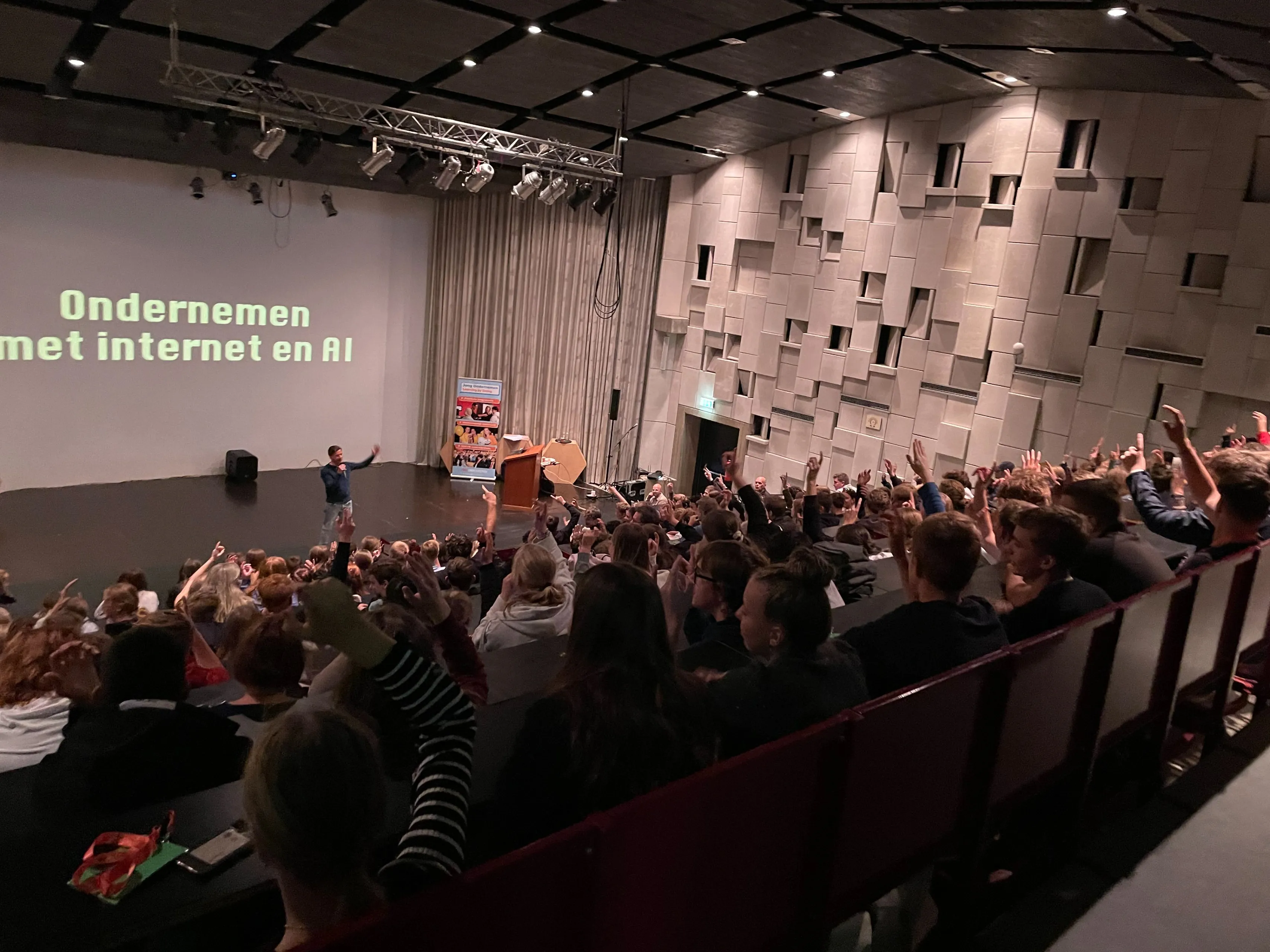 foto 1 de keynote van jarno duursma zette de leerlingen in beweging