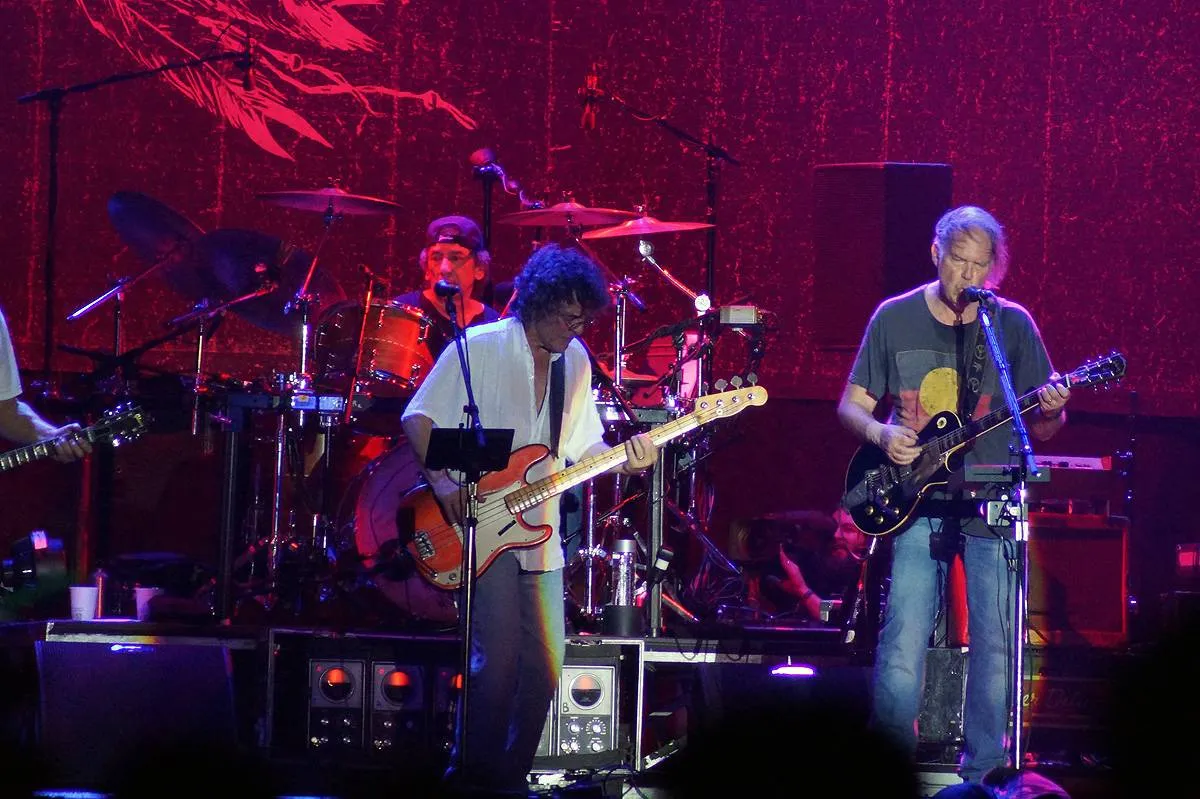 neil young crazy horse cc by sa 20 wikipedia flickr by shane hirschman