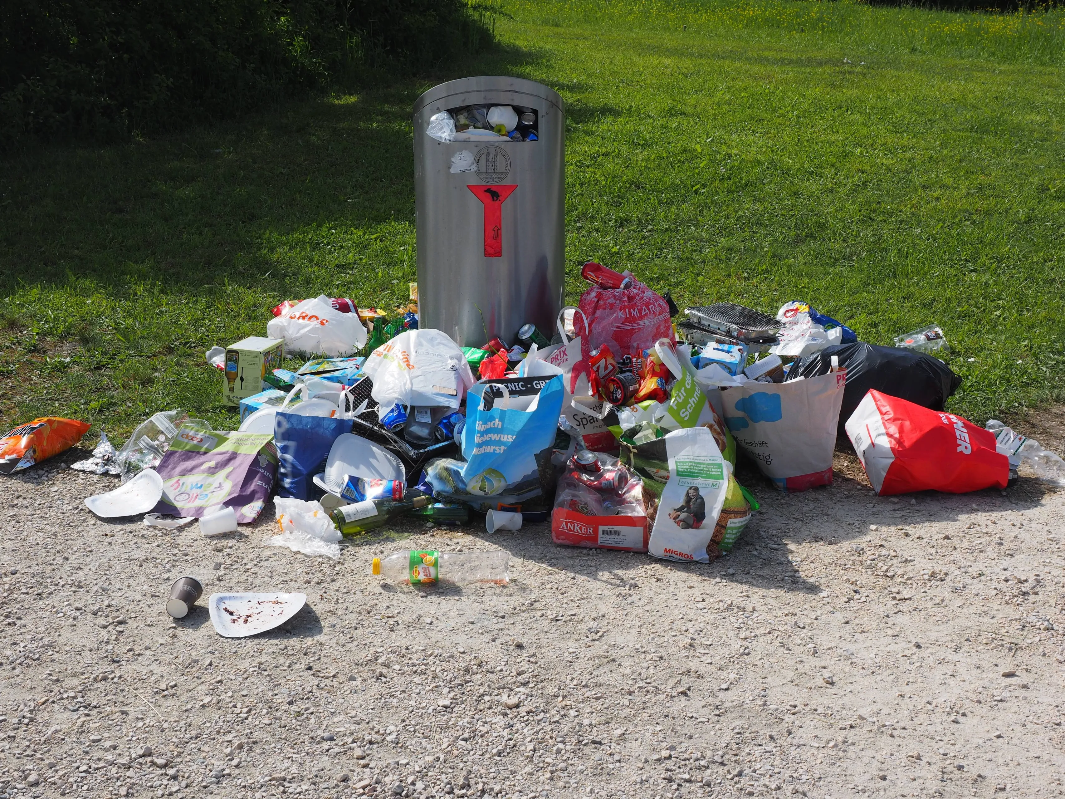 play dirt picnic litter waste garbage 812670 pxherecom 1