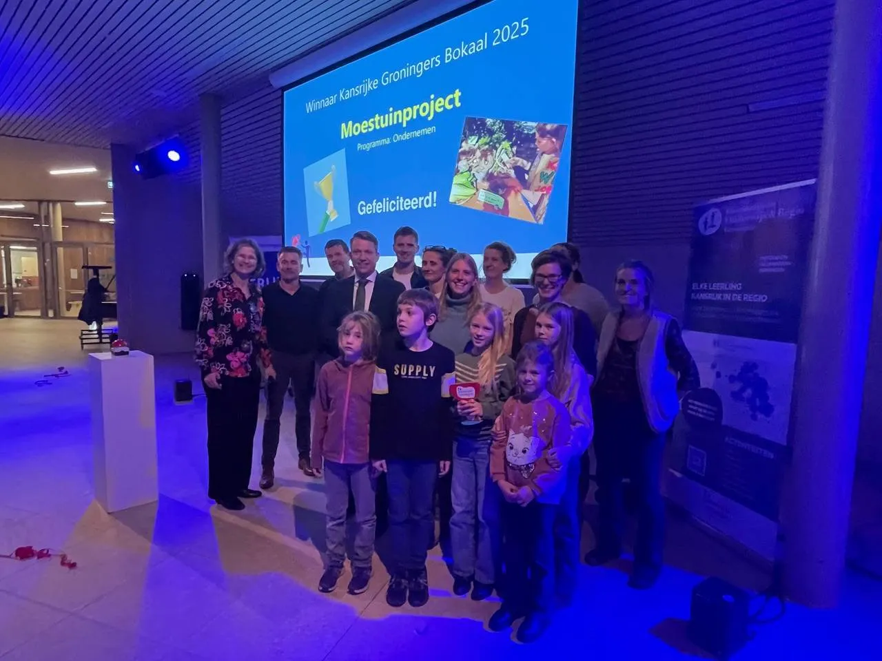 De winnaars hebben de Kansrijke Groningers Bokaal ontvangen van Gedeputeerde Pascal Roemers (1)