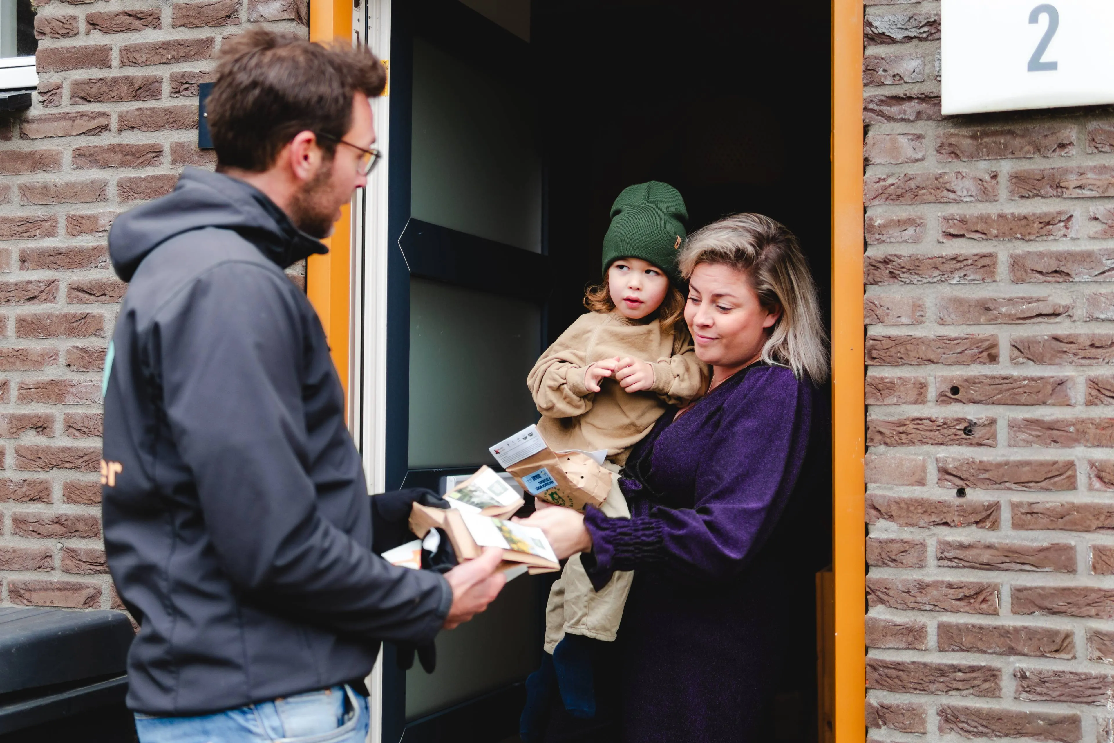 Groningse Straatboer Steven deelt bloembollen uit aan deelnemend gezin
