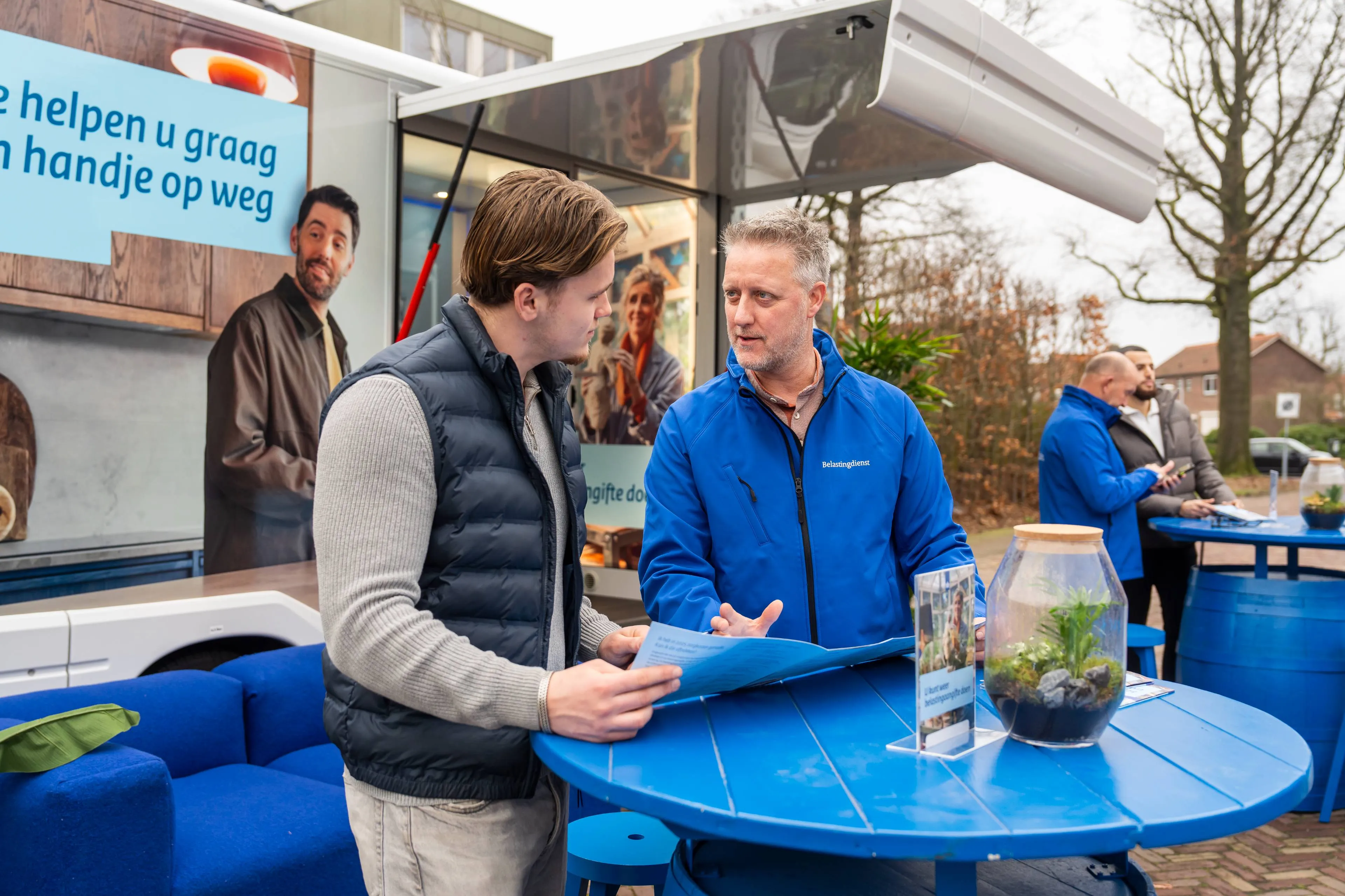 BD-bus-medewerker-helpt-2