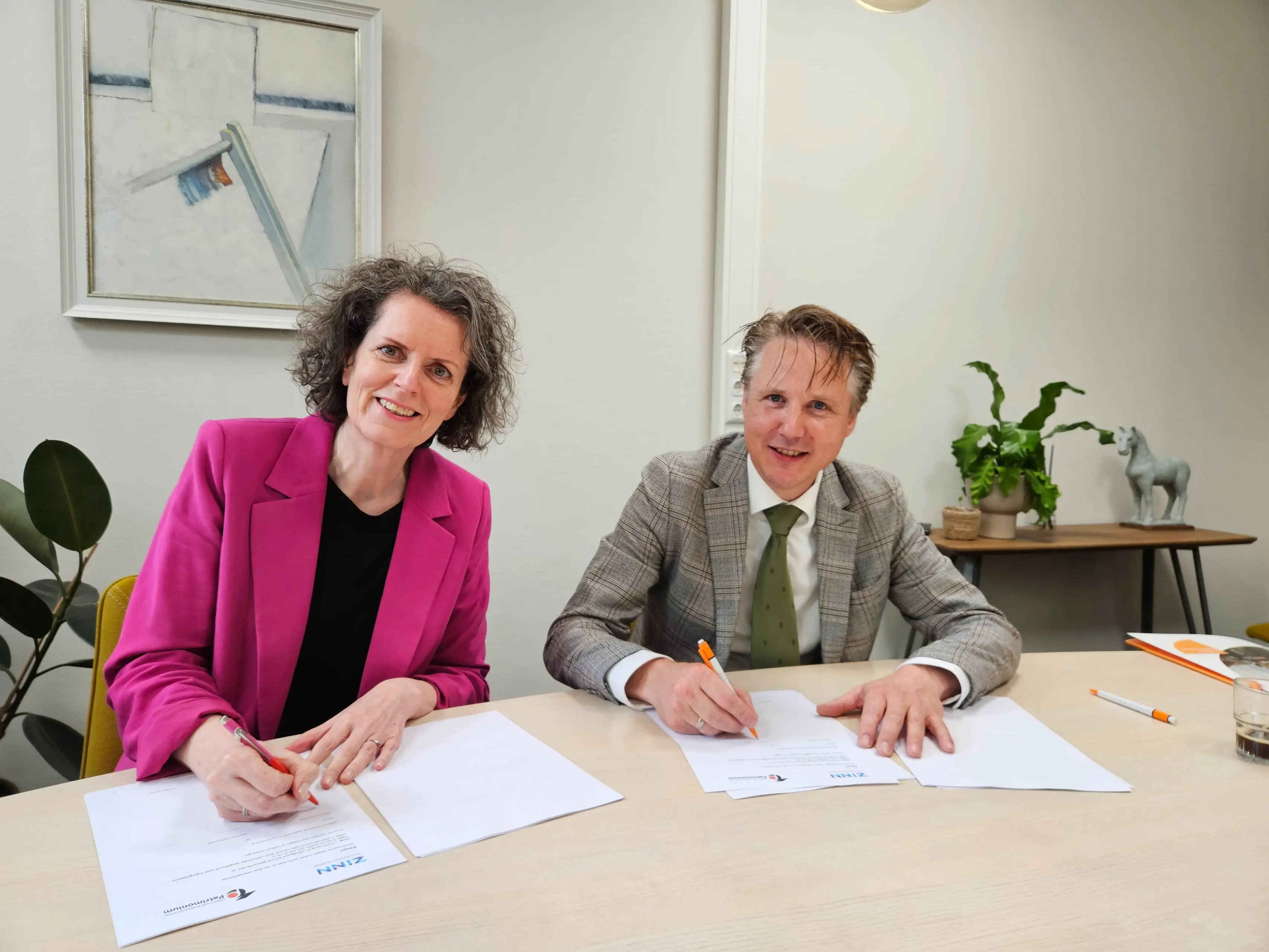 Carry de Niet (ZINN) en Bas Krajenbrink (Patrimonium) ondertekenen huurcontract